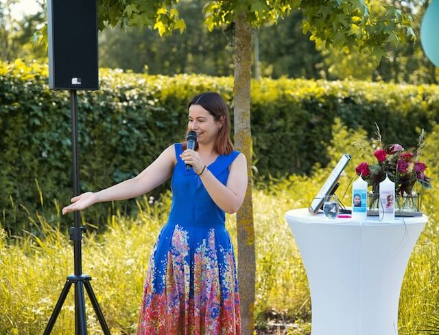 Freie Rednerin Anika auf einem Kinderwillkommensfest