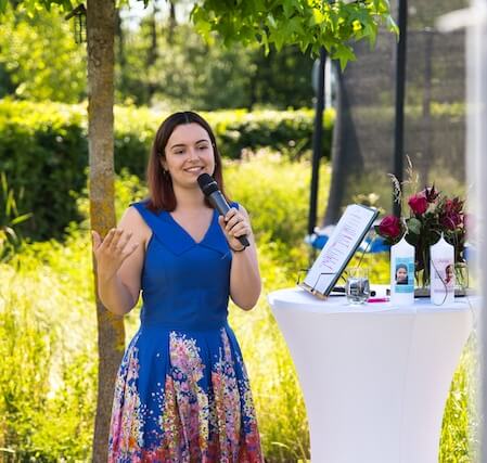 Freie Rednerin Anika spricht bei einem Kinderwillkommensfest