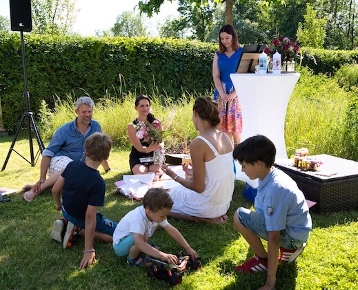Freier Rednerin Anika mit der Familie im Garten