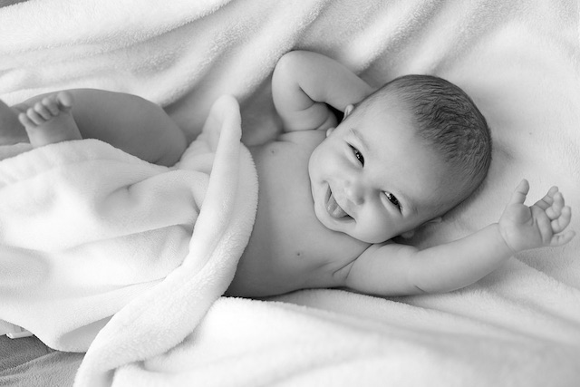 Kinderwillkommensfest Wiesbaden - Ein kleines Baby - schwarz weiß Bild