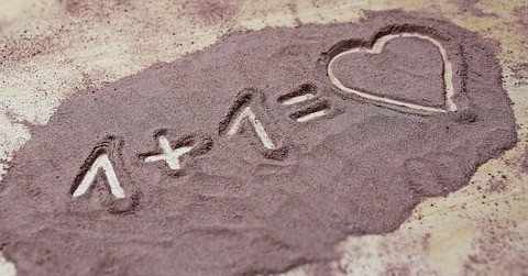 Kinderwillkommensfest | Zahle und ein Herz in Sand geschrieben
