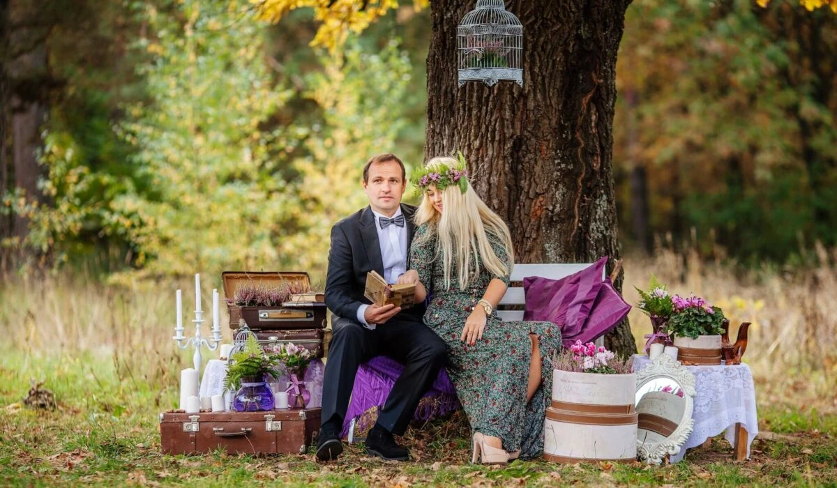 Waldhochzeit: Eure unvergessliche Hochzeit im Wald 9 Die Waldhochzeit: Hochzeitspaar sitzt unter einem Baum