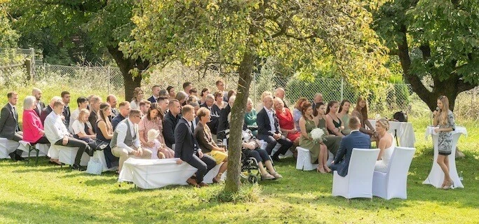 Eine Zeremonie auf einer Wiese - Wiesenhochzeit