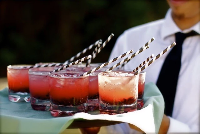 Kellner mit cocktails
