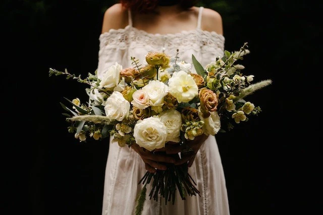 braut mit blumenstrauss