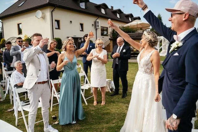 Freie Trauung: Auf das Hochzeitspaar wird angestoßen
