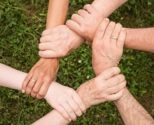 Rituale Kinderwillkommensfest | Hände reichen sich