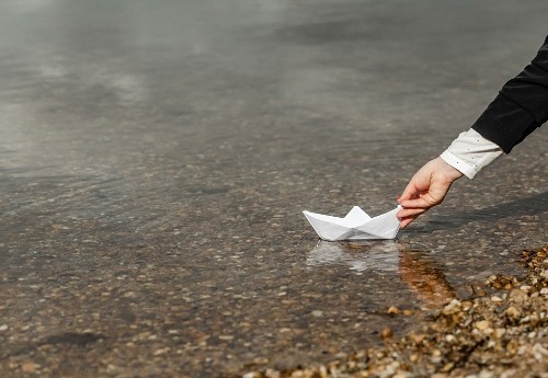 Erinnerungen in einem Papierschiff auf dem See