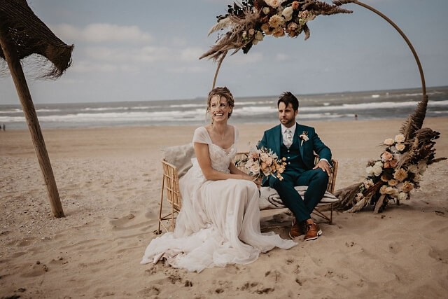 Trauung im Ausland | Hochzeitspaar am Starnd