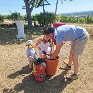 Rituale Kinderwillkommensfest | Eltern mit Kind am Strand