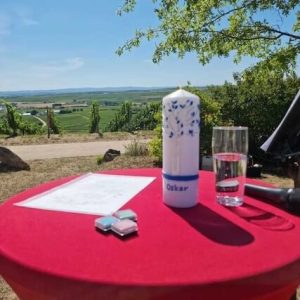 Rituale Kinderwillkommensfest | Kerze an einem roten Pult
