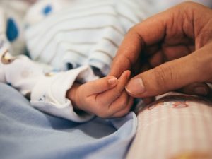 Rituale Kiwi | Babyhand und Mamahand