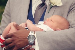 Rituale Kinderwillkommensfest | Vater mit Kind im Arm